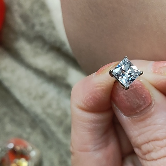 2 carat cubic zirconia stud earring - Picture 1 of 2